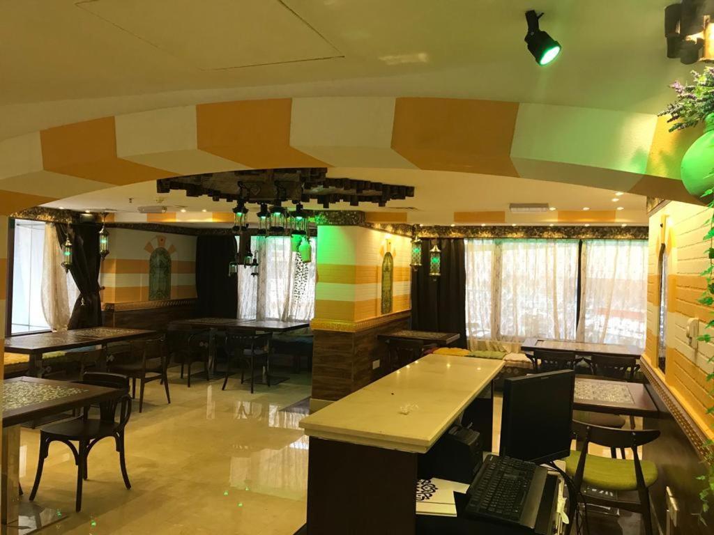 Trianon Royal Hotel Abu Dhabi Bagian luar foto