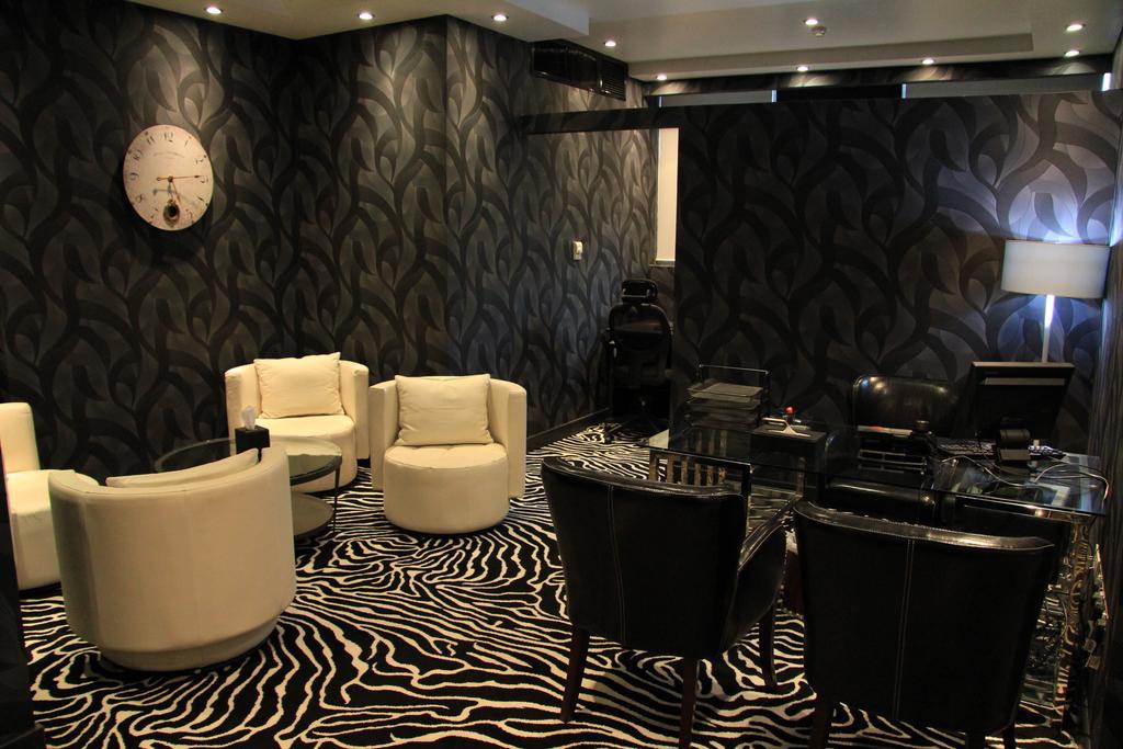Trianon Royal Hotel Abu Dhabi Bagian luar foto