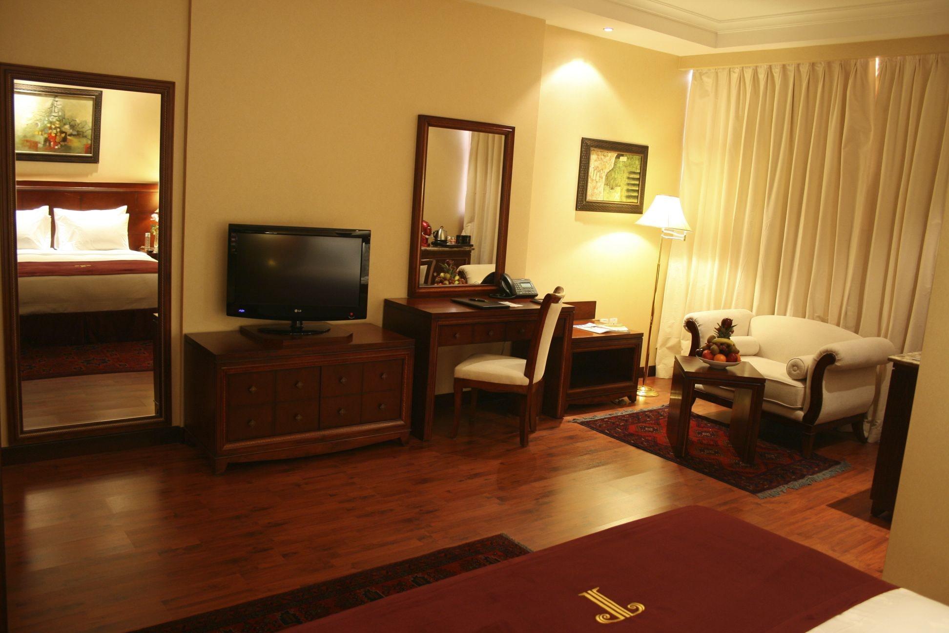 Trianon Royal Hotel Abu Dhabi Bagian luar foto