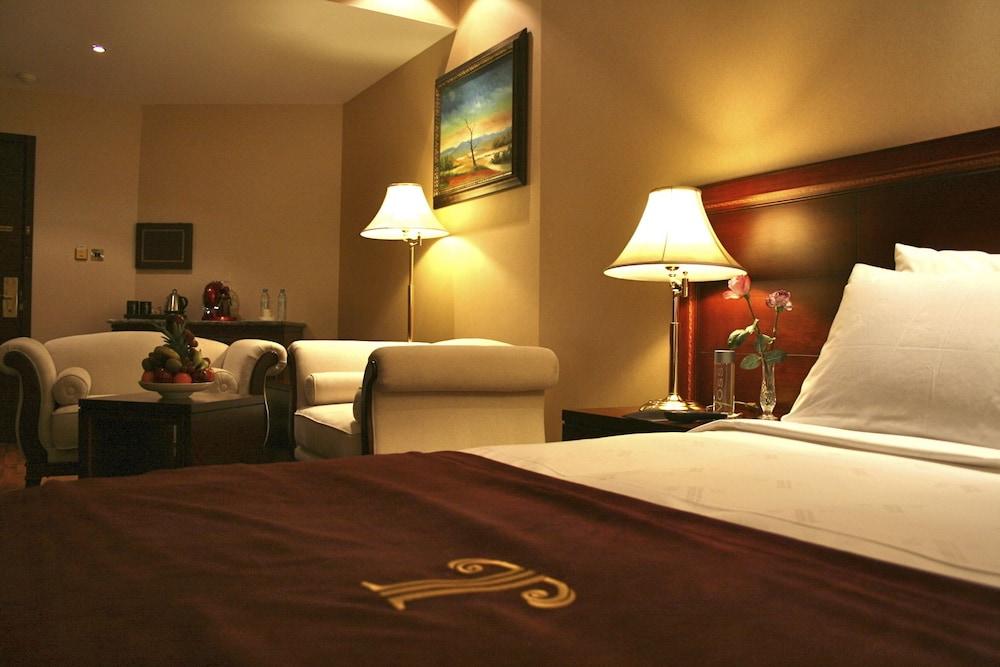 Trianon Royal Hotel Abu Dhabi Bagian luar foto